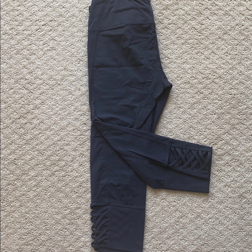 Athletes Capri leggings with cutout detail at calf